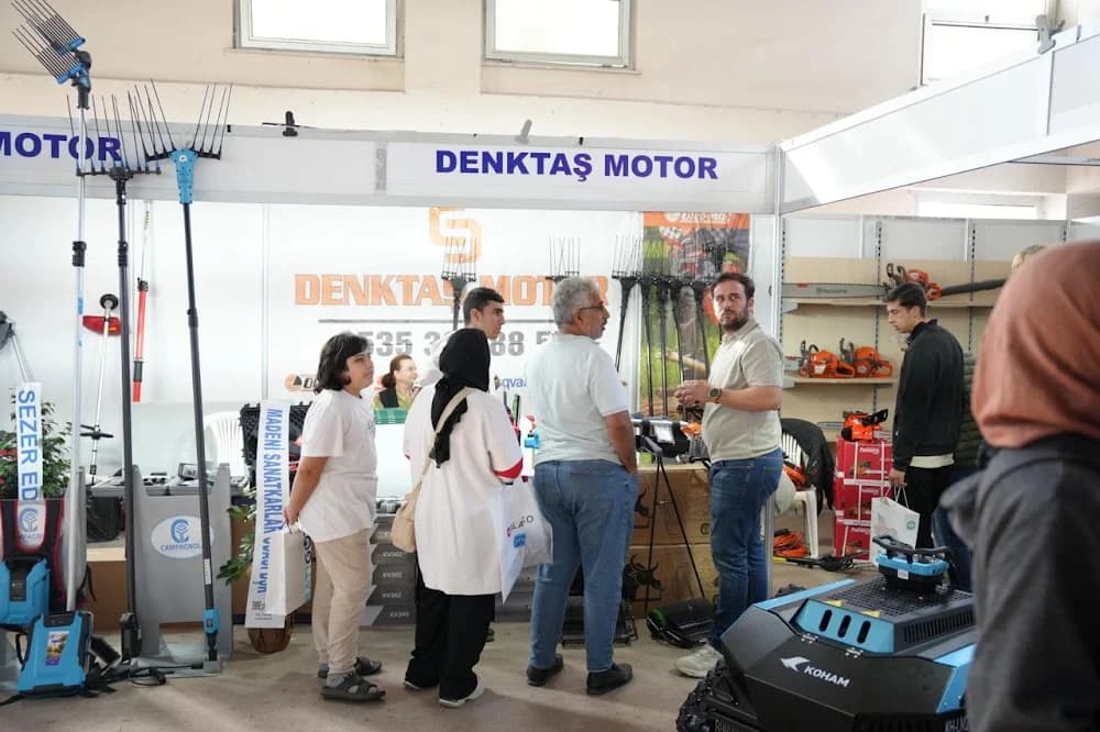 Motorlu el aletleri standında ziyaretçiler ve satış temsilcileri